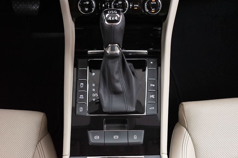 Škoda Superb TDI 147kW L&K 4x4*DPH*ČR 1.MAJ - fotka 25 z 52