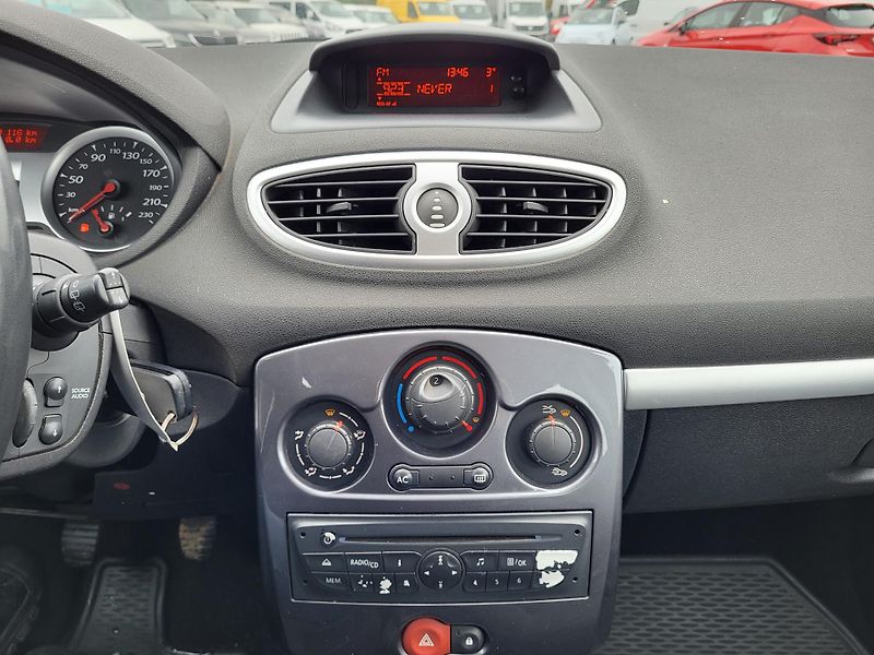 Renault Clio GRANDTOUR 1.2 i 16V ČR 1.majit - fotka 13 z 41