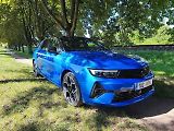 Opel vyniká ostrými sportovními rysy.