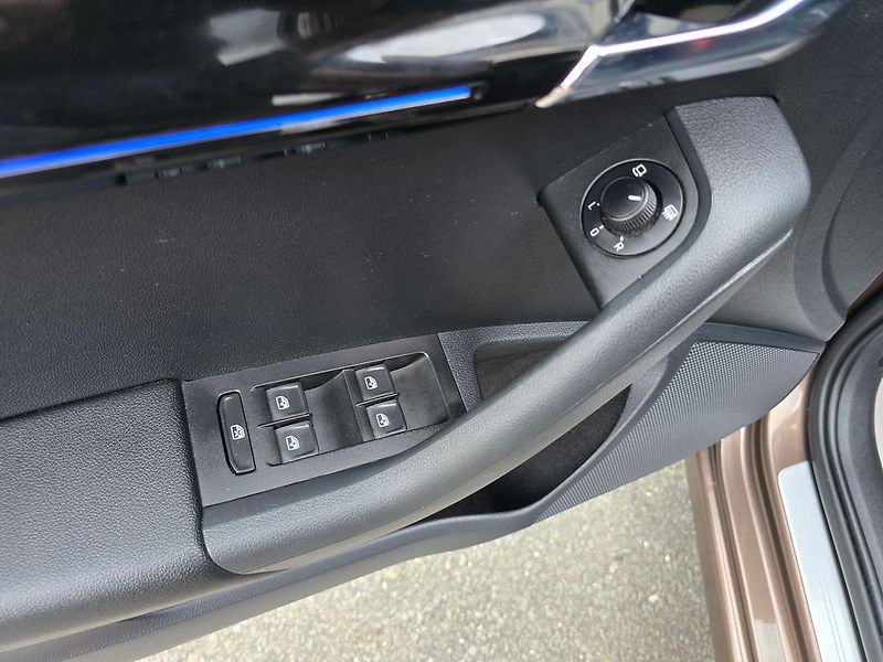 Škoda Octavia 2.0TSi 140kW DSG L&K 4x4 KŮŽE - fotka 31 z 38