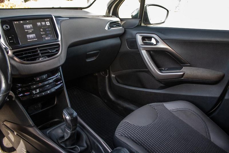 Peugeot 2008 (2014) 1.2 PureTech (60kW) - fotka 9 z 18