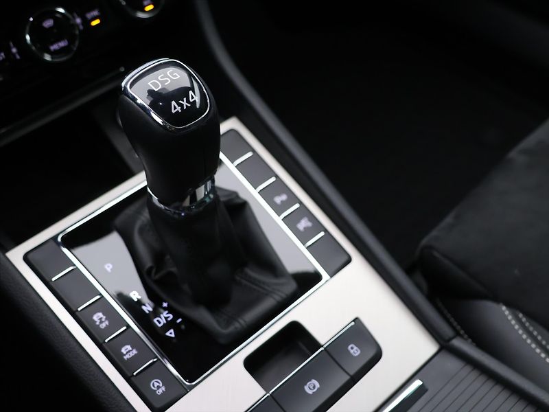 Škoda Superb 2,0 TDI DSG 4x4 CZ Style DPH - fotka 29 z 37