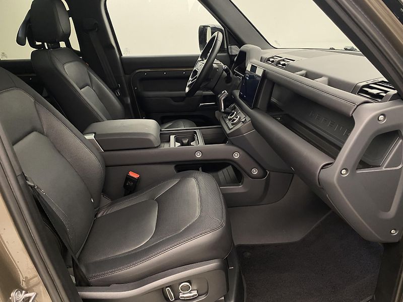 Land Rover Defender 130 D300 SE AWD AUT CZ - fotka 23 z 58