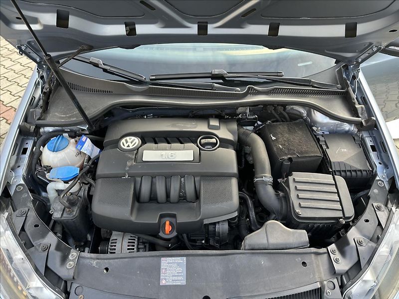 Volkswagen Golf 1,6 MPI bez koroze - fotka 11 z 21