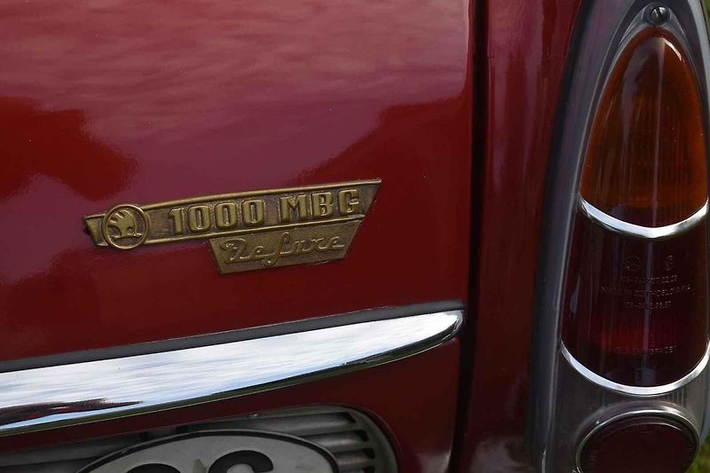 Škoda 1000 MBG s historickým pozadím.