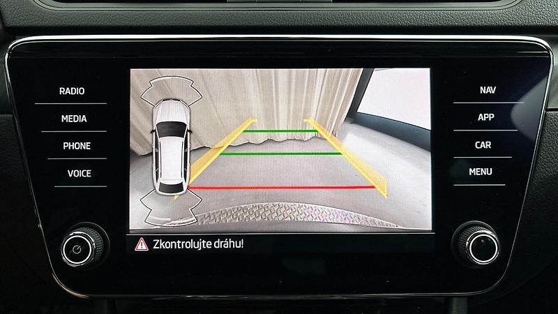 Škoda Superb 1.5 TSI Sportline Combi - fotka 12 z 30