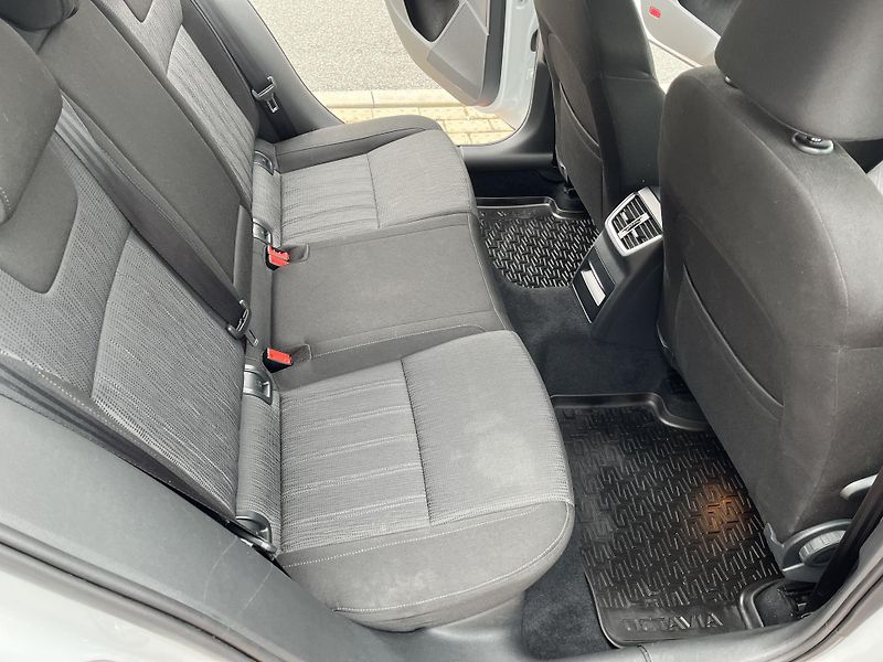 Škoda Octavia 1.6 TDi DSG Style 85 kW - fotka 13 z 34