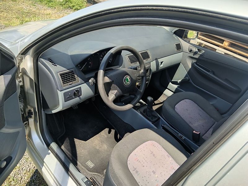 Škoda Fabia 1.2 HTP Classic Combi - fotka 9 z 21
