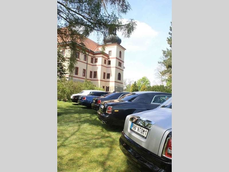 Luxusní vozy se v sobotu 4. května sjely na zámek do Lnář. Převládala auta značky Rolls-Royce.