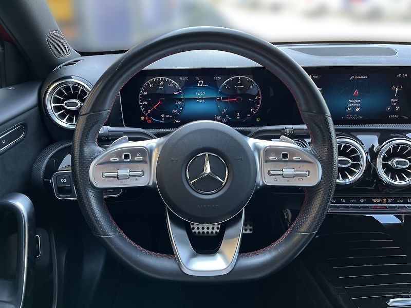 Mercedes-Benz Třídy A A-Třída 180d sedan AMG Line Ni - fotka 11 z 20