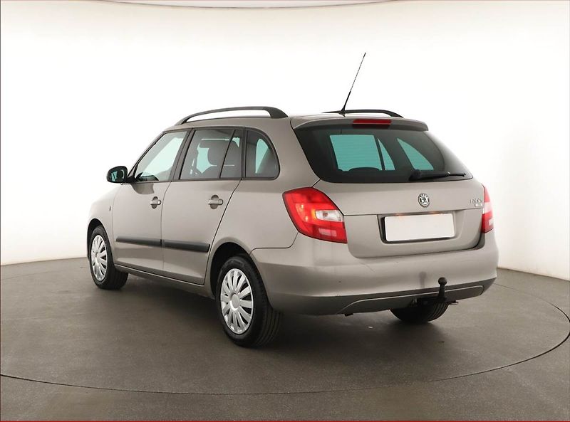 Škoda Fabia (2010) Ambiente 1.2 TSI, ČR,1.maj - fotka 4 z 14