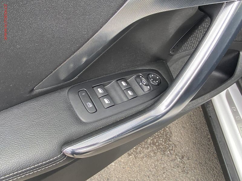 Peugeot 2008 (2013) 1.6i, Allure, navi, kůže - fotka 12 z 17