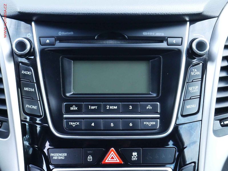 Hyundai i30 (2013) 1.4CVVT, AC, park.čidla - fotka 11 z 14
