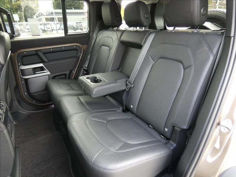 Land Rover Defender 3,0 D300 110 SE,1.maj,ČR,DPH - fotka 18 z 35