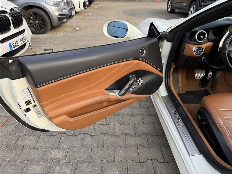 Ferrari California T 3,9 V8 412 kW - fotka 12 z 26