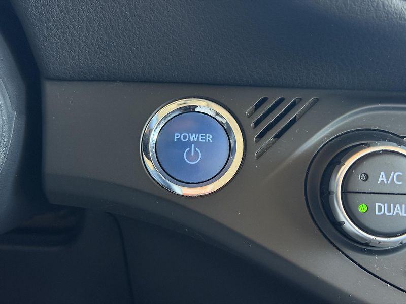 Toyota Yaris  1.5 Hybrid e-CVT Selection Sm - fotka 16 z 24