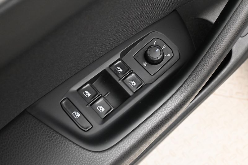 Volkswagen Passat 2,0 TDI 110kW DSG Business Zár - fotka 26 z 32
