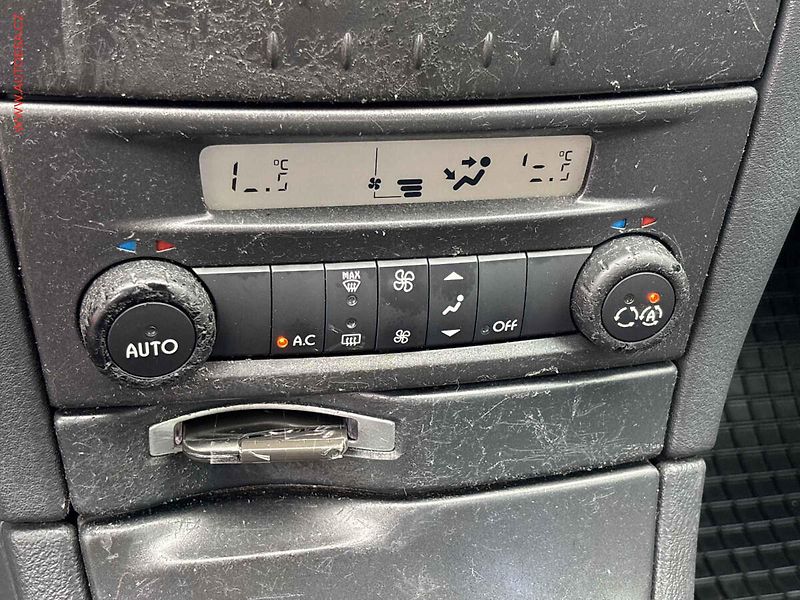 Renault Laguna (2004) 1.6i - fotka 15 z 17