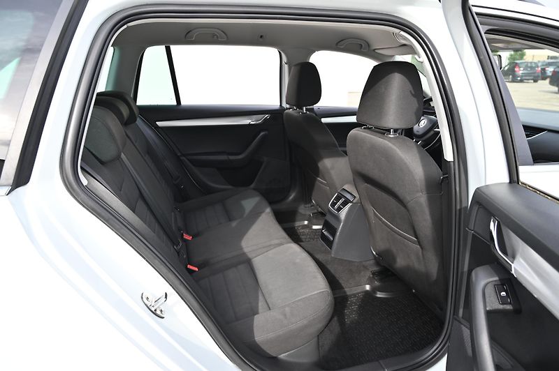 Škoda Octavia 1.6TDI 77KW Edition 4/2015 - fotka 30 z 39