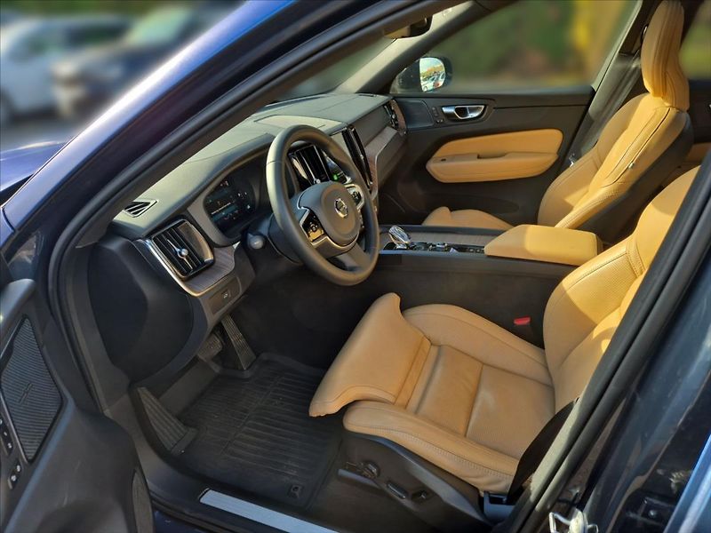 Volvo XC60 2,0 B5 AWD Ultimate Dark Vzduc - fotka 7 z 19