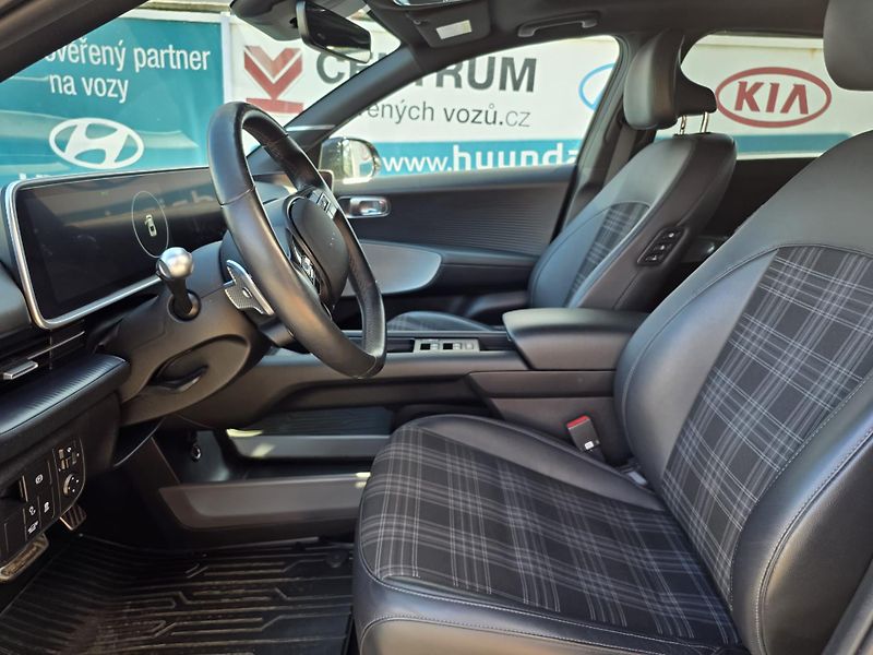Hyundai Ioniq 6 PANORAMA-4x4-77,4kWh - fotka 10 z 17