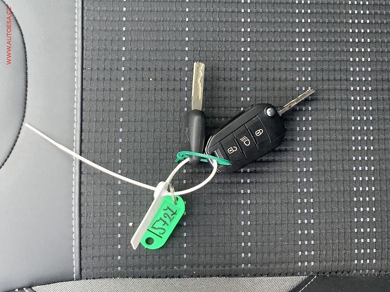 Peugeot 2008 (2016) 1.6 HDi, 1.maj,ČR, Allure - fotka 18 z 18