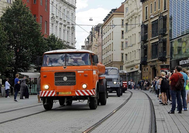 Historická kolona vozidel projela v sobotu odpoledne brněnským náměstím Svobody.