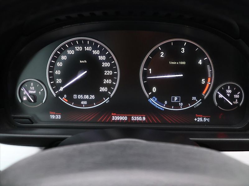 BMW Řada 5 3,0 530d x Drive Tažné Klima - fotka 19 z 38