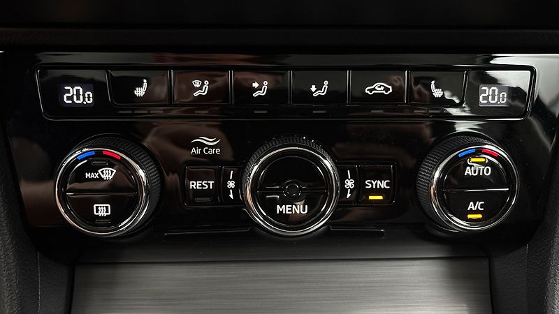 Škoda Superb 2.0 TDI DSG Style Combi - fotka 13 z 26