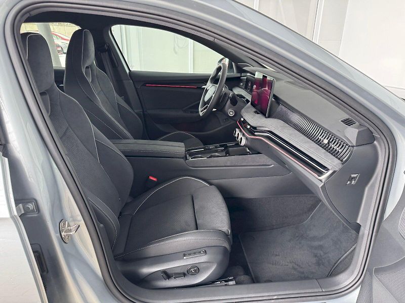 Škoda Superb (2025) SportLine 2.0 TDI/ 142 kW DSG7 - fotka 28 z 30