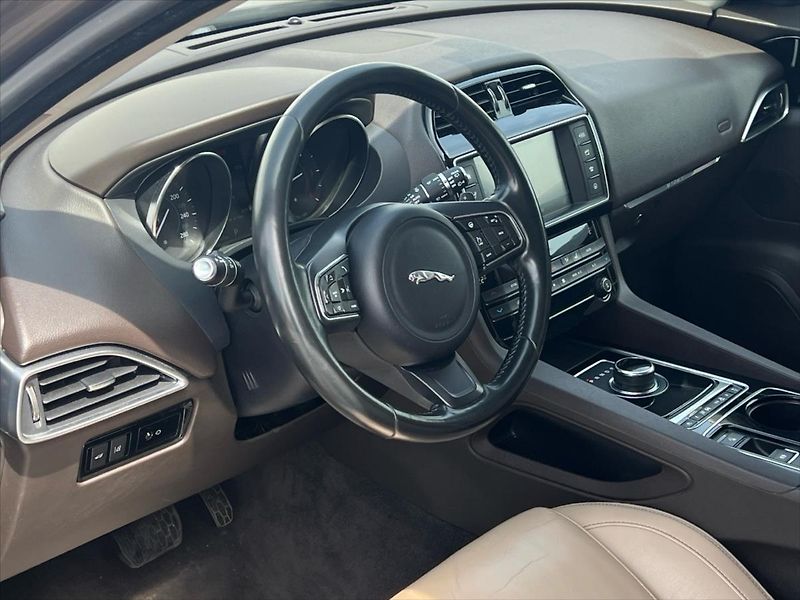 Jaguar F-Pace 2,0 D 132kW AWD PRESTIGE - fotka 6 z 27