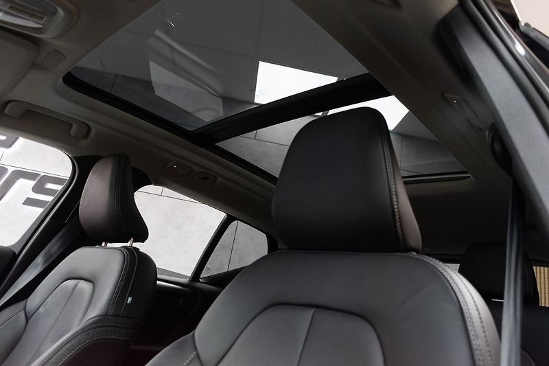 Volvo XC40 B4 AWD KAMERY360*HARMAN*ČR 1.M - fotka 16 z 42