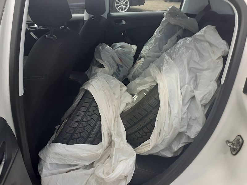 Peugeot 208 (2015) 1.0  PT ,AC,TEMP. - fotka 18 z 31
