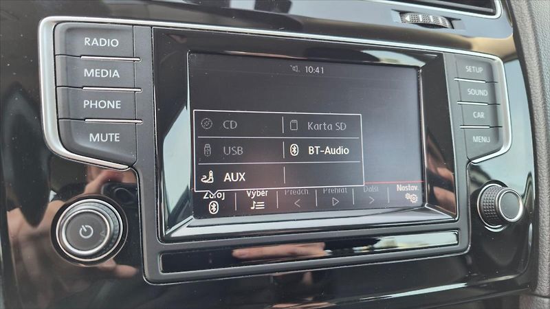 Volkswagen Golf 1,6 TDI DSG COMFORTLINE ČR - fotka 13 z 23