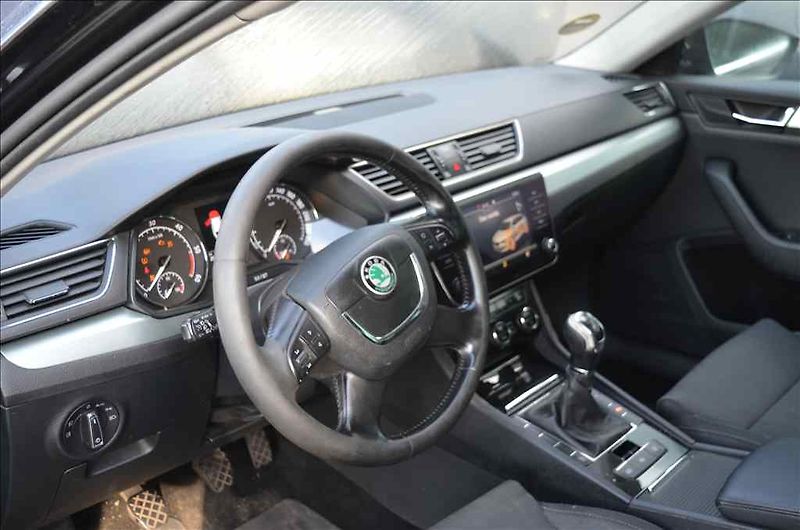 Škoda Superb (2018) COMBI III. 1,6 TDI - fotka 13 z 24