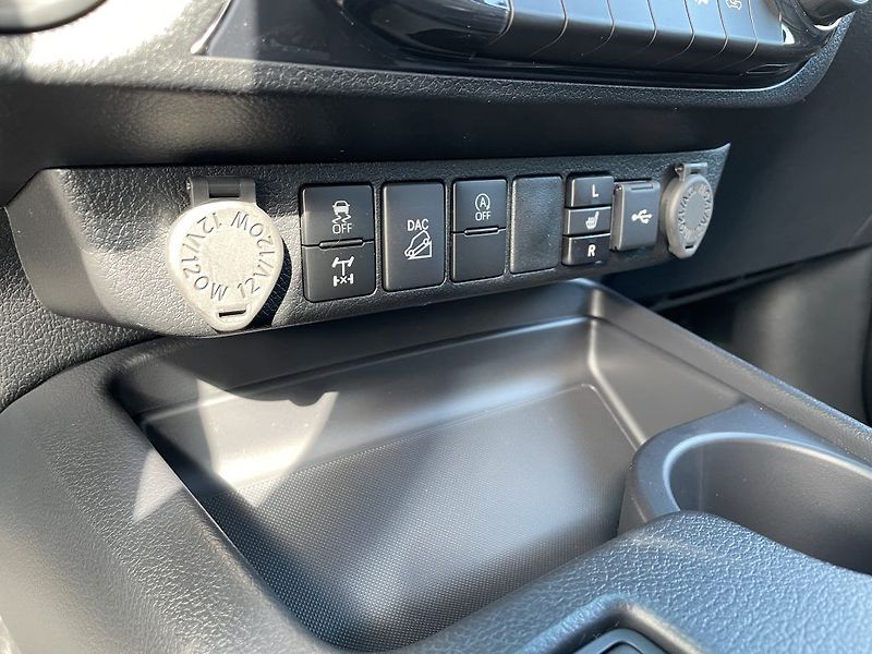 Toyota Hilux 2.8D Invincible ODBĚR 3/2027 - fotka 19 z 31