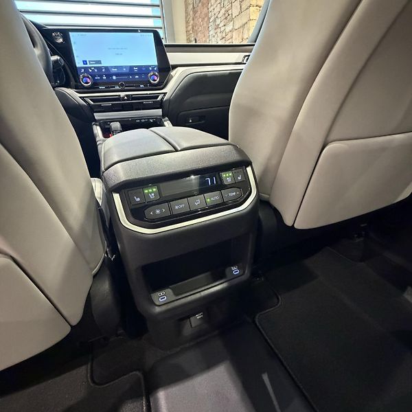 Lexus TX 550h+ (2025) 3.5 V6 Plug-in Hybrid - fotka 22 z 41
