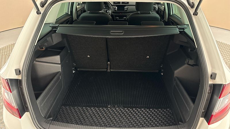 Škoda Fabia 1.0 TSI Ambition Combi - fotka 17 z 23