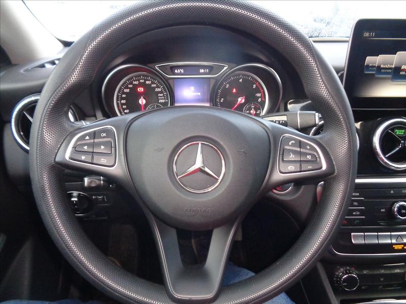 Mercedes-Benz CLA 2,2   200 D - fotka 14 z 14