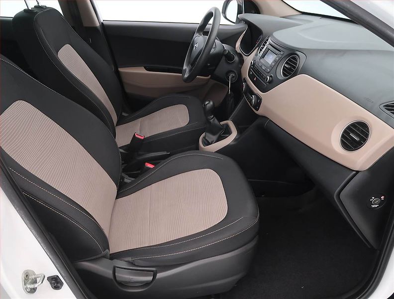 Hyundai i10 (2016) 1.0, Park. senzory - fotka 9 z 15