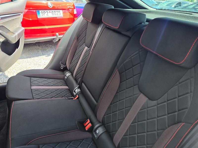 Škoda Octavia 2.0 TDI RS DSG 5100km - fotka 11 z 17