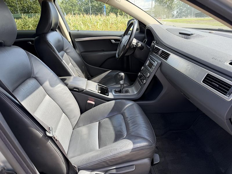 Volvo V70 2.4 D5 KŮŽE NAVIGACE SERVISKA - fotka 31 z 44