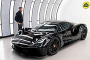 Lotus Evija a jezdec Formule 1 Jenson Button.