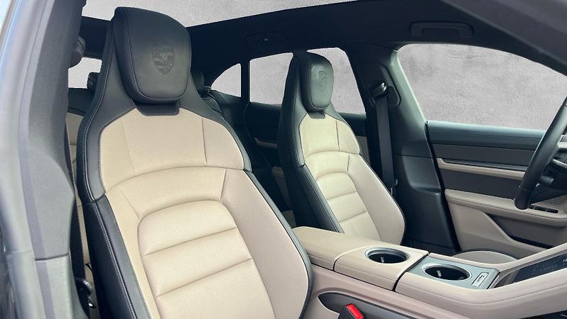 Porsche Taycan 4 Cross Turismo - fotka 17 z 30