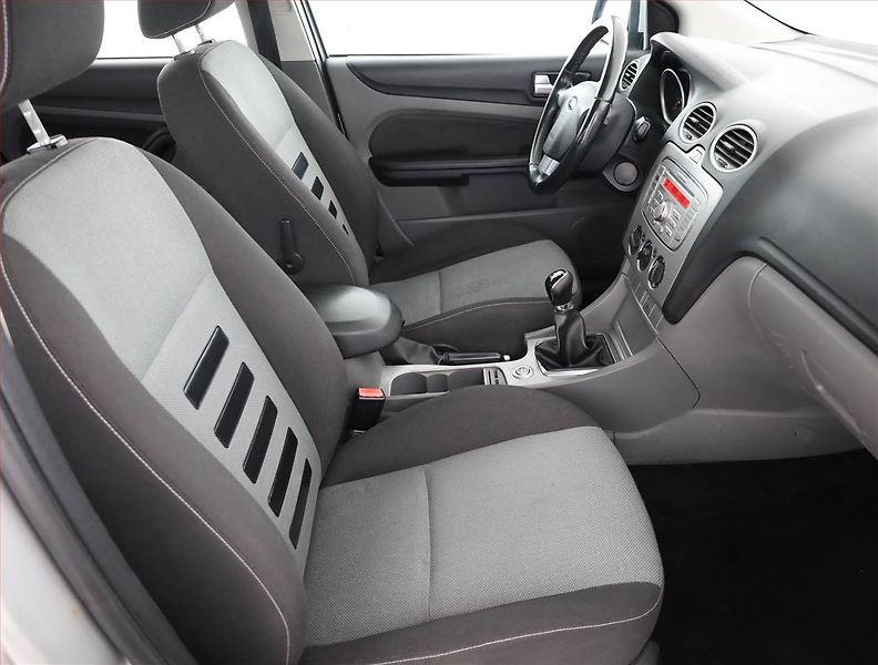 Ford Focus (2009) 1.6 16V, nová STK, jezdí dobře - fotka 7 z 14