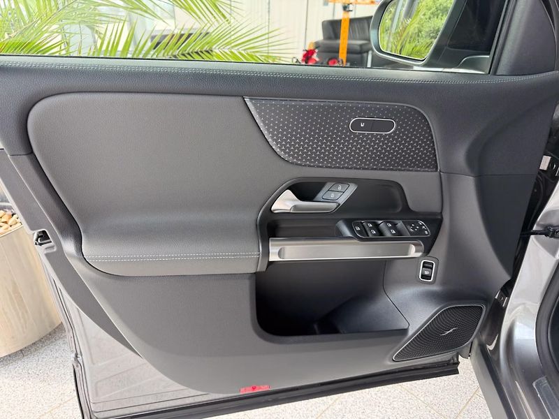 Mercedes-Benz EQB 300 4M 360 Burmester Distronic - fotka 7 z 15