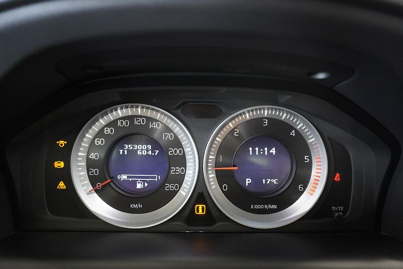 Volvo XC60  2.4 D5 MOMENTUM AWD AUTOMAT - fotka 19 z 27