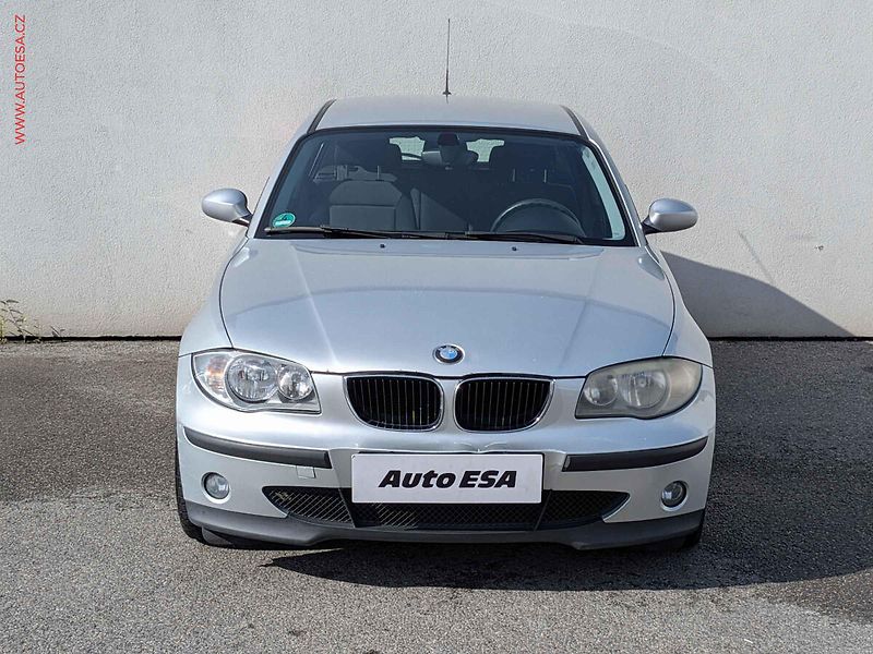 BMW Řada 1 (2005) 2.0d, AC, výhřev sed - fotka 2 z 12