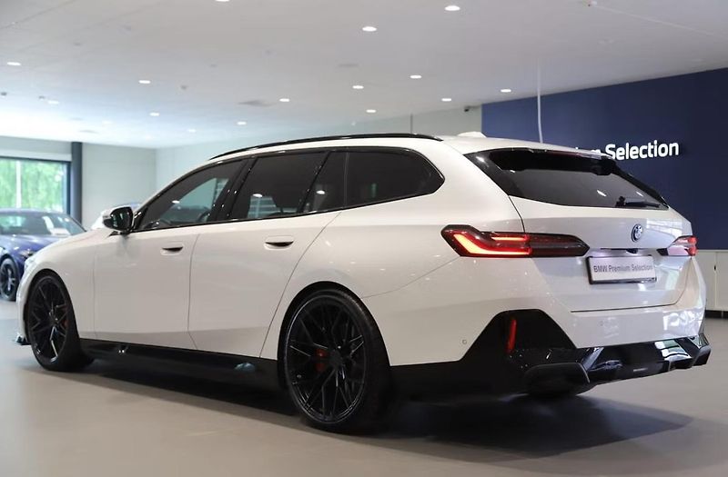 BMW i5 eDrive40 Touring M Kam Pano. - fotka 5 z 11
