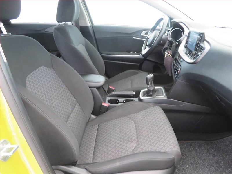 Kia Ceed (2022) Silver 1.5 T-GDI MHEV - fotka 9 z 16